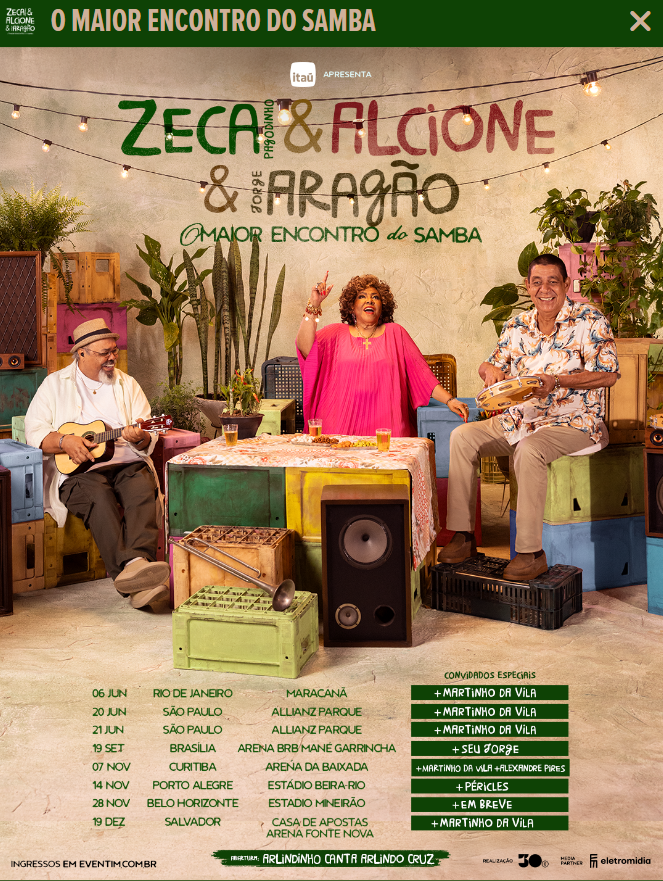 Onde comprar ingresso para a turnê conjunta de Alcione, Jorge Aragão e Zeca Pagodinho 6 Três músicos sentados sorrindo, tocando instrumentos e rodeados de plantas e enfeites coloridos