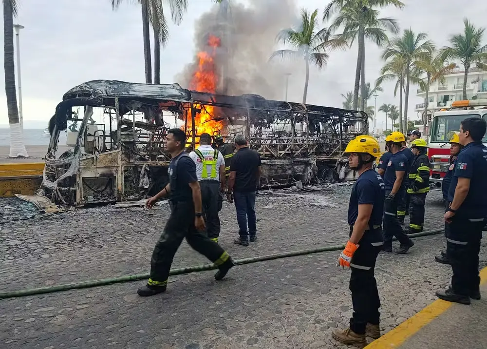 Operação no México que matou El Mencho: o que aconteceu e como foi planejada 7 Ônibus incendiado durante série de ataques e bloqueios atribuídos a integrantes de cartel no estado de Jalisco, México.