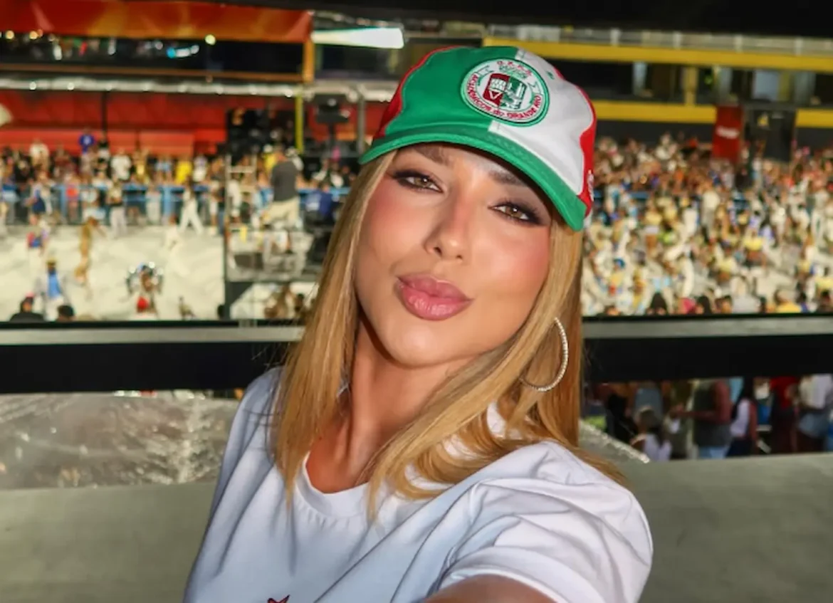 Virgínia Fonseca, empresária e influenciadora, posando com um boné enquanto curte um evento.