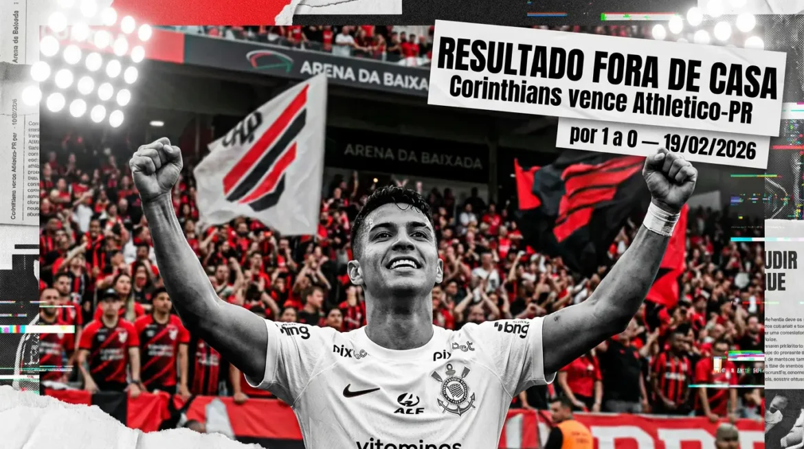 Atleta do Corinthians ergue os braços sorrindo diante da torcida na Arena da Baixada.