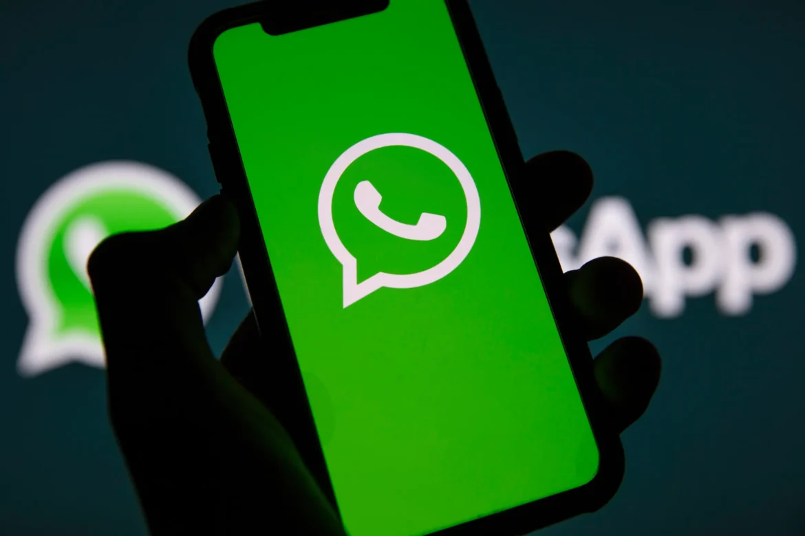 Imagem do logo do WhatsApp em uma tela de smartphone, com o fundo verde e o ícone de mensagem.
