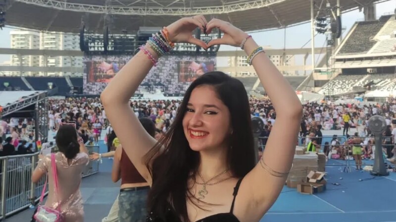 Jovem esfaqueada mais de 30 vezes após recusar namoro recebe alta nesta quarta (04) 6 Jovem com pulseiras coloridas faz sinal de coração com as mãos em estádio lotado