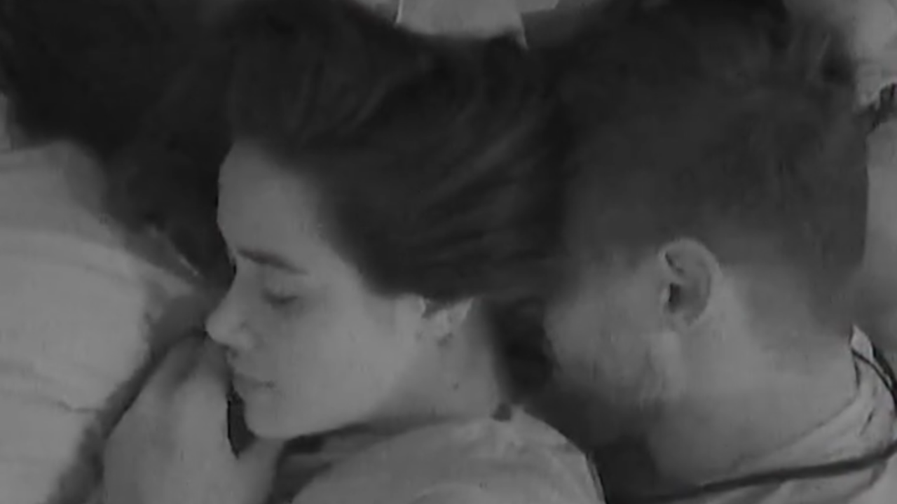 BBB 26: Jonas surpreende ao responder o que aconteceu no edredom com Jordana 6 Dois participantes deitados e abraçados no edredom em clima de intimidade