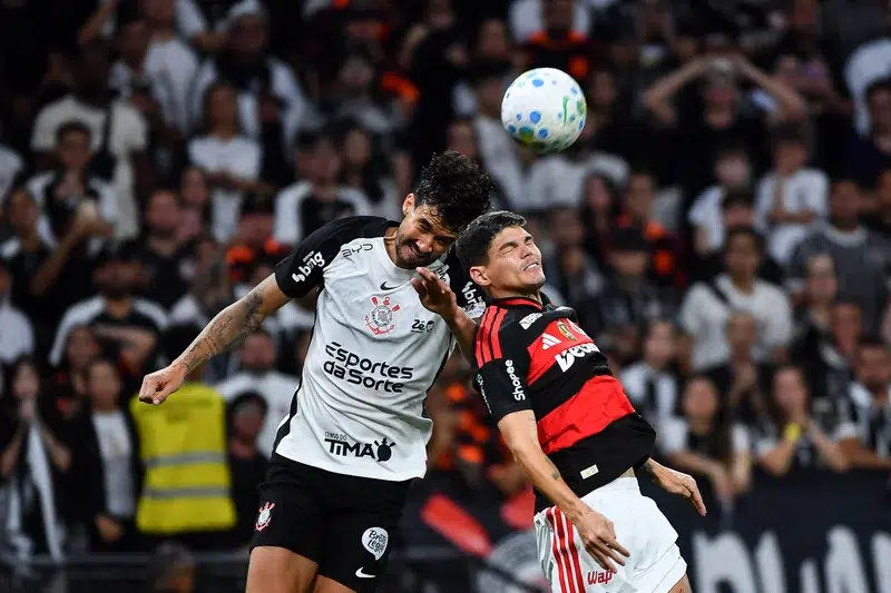 Brasileirão 2026: Clássico entre Corinthians e Flamengo marcado por lesão e arbitragem contestada 6 Jogadores de Corinthians e Flamengo saltam disputando bola aérea em partida acirrada