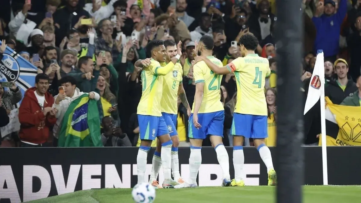 Amistosos da Seleção: veja quem Ancelotti chamou para enfrentar França e Croácia 6 Atletas da Seleção Brasileira comemoram gol juntos, próximos à bandeira de escanteio, com torcida animada ao fundo