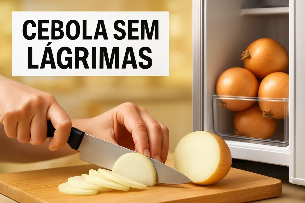 Pessoa cortando cebola em fatias finas ao lado de cebolas armazenadas em geladeira