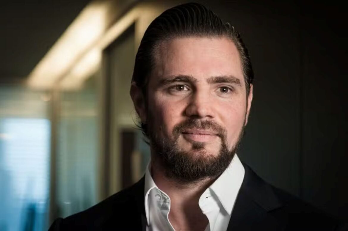 Empresário Daniel Vorcaro, proprietário do Banco Master, de terno escuro e camisa branca, utilizada para ilustrar a notícia sobre sua nova prisão pela Polícia Federal.