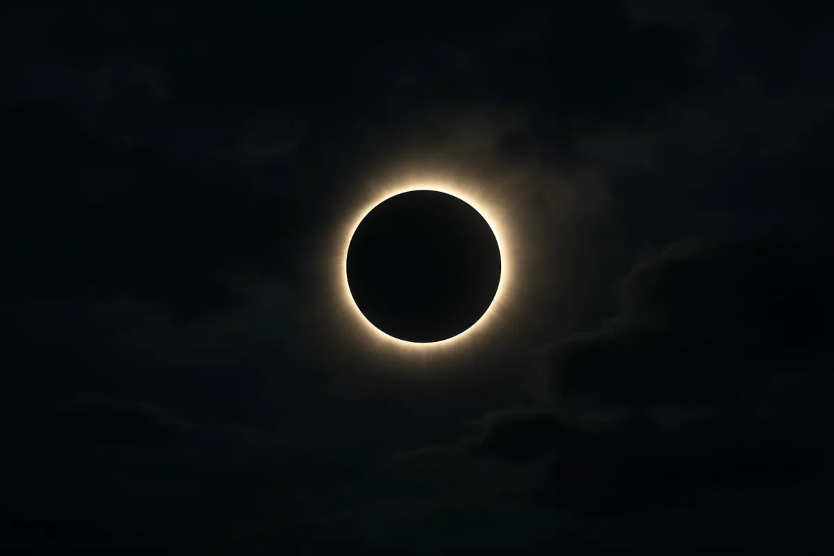 Prepare-se para o eclipse solar total de 2026: o dia em que o Sol vai sumir 6 Eclipse solar total com a coroa solar visível