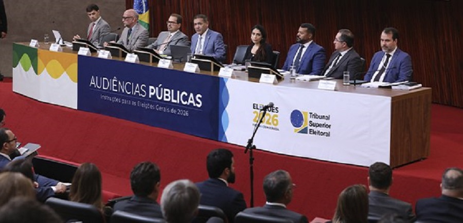 Eleições 2026 terão novas regras: TSE aprova mudanças que impactam candidatos e eleitores 6 rupo de autoridades sentadas em mesa durante audiência pública sobre Eleições 2026 no Tribunal Superior Eleitoral.