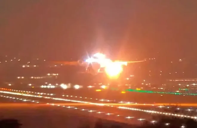 Avião sofre explosão na turbina durante decolagem em Guarulhos; veja detalhes 6 Aeronave de grande porte com turbina explodindo em meio a clarão intenso na pista à noite