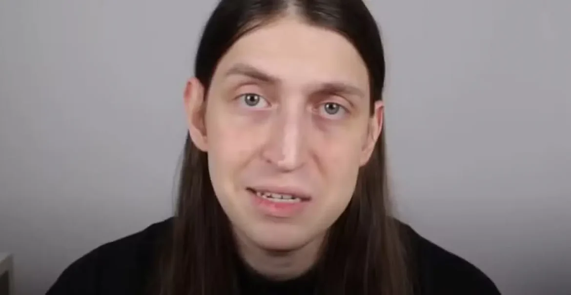 Imagem ilustrativa de Felca quando expôs casos de "adultização" e uso da imagem de crianças para ganhos financeiros, muitas vezes pelos próprios familiares.