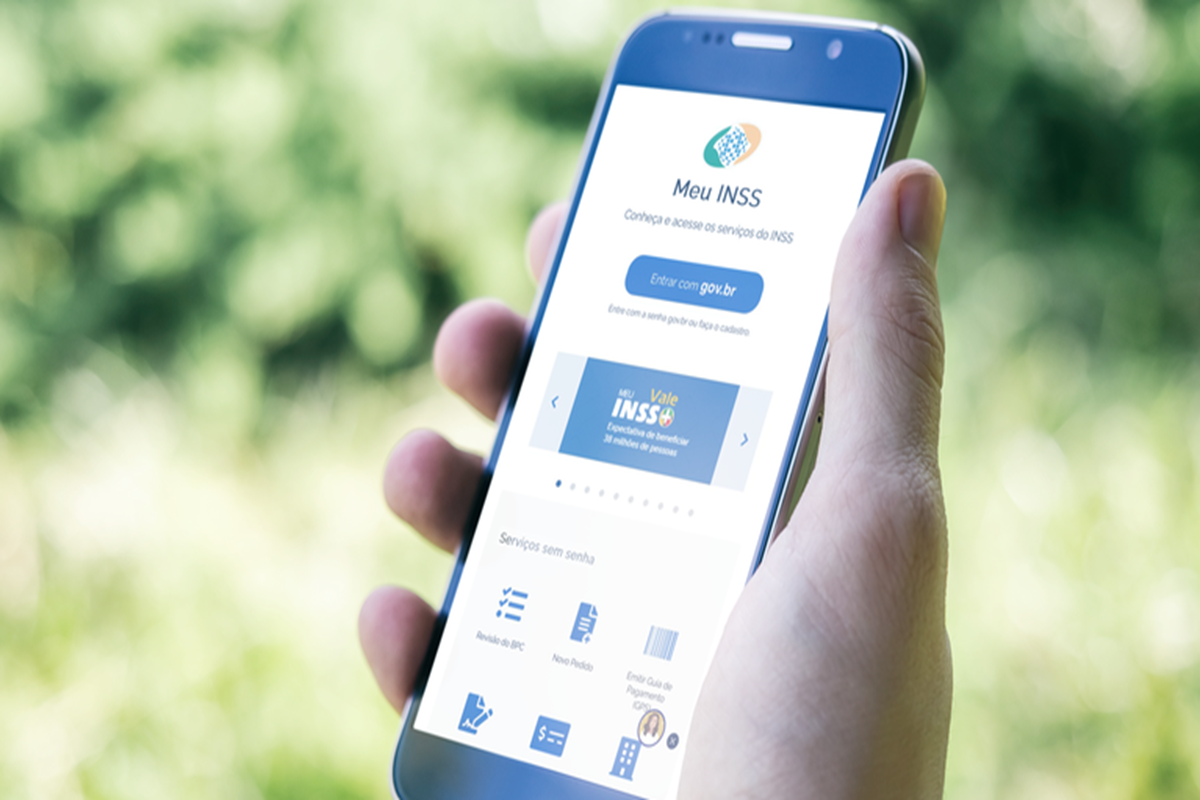 INSS: prazo para segurado contestar descontos indevidos acaba nesta sexta (20) 6 Usuário segura smartphone exibindo tela inicial do aplicativo Meu INSS ao ar livre