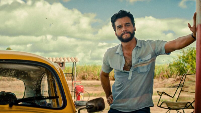 “O Agente Secreto”: filme brasileiro indicado ao Oscar estreia na Netflix neste sábado (07) 6 Wagner Moura como o professor Marcelo em "O Agente Secreto", em uma estrada rural ao lado de um Fusca amarelo sob céu nublado.