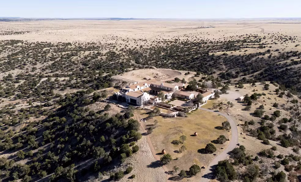 Caso Epstein volta ao centro das atenções após buscas em propriedade no Novo México 6 Investigação policial em propriedade ligada a Jeffrey Epstein no Novo México após denúncias relacionadas a vítimas de abuso.