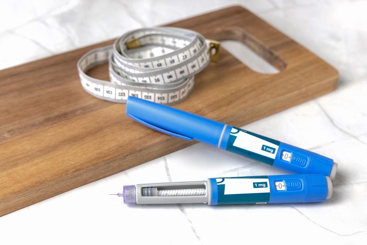 SUS vai oferecer Wegovy: veja quem poderá receber a caneta para emagrecimento 6 Canetas injetoras de semaglutida sobre uma superfície, representando o uso de Wegovy para tratamento de obesidade em pacientes do SUS.