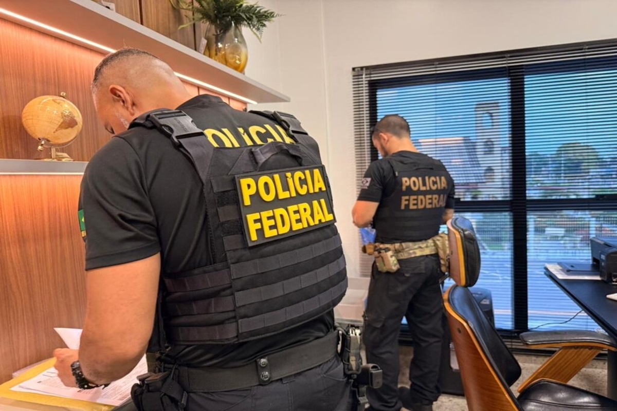 STF afasta prefeito de Macapá, Dr. Furlan, e vice após investigação da PF 6 Dois agentes da Polícia Federal em gabinete analisando documentos durante operação
