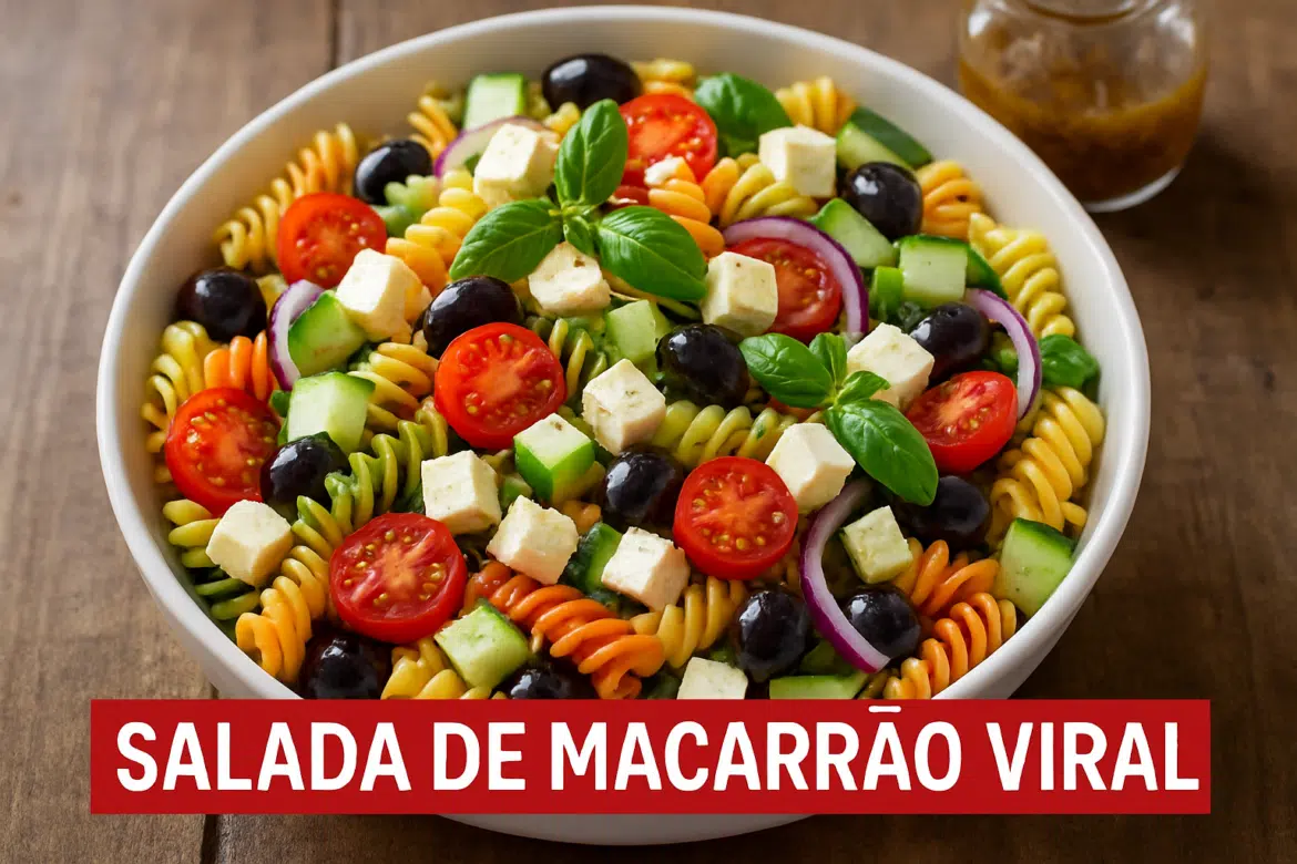 Salada de macarrão colorido com tomate, queijo, pepino, azeitona e manjericão