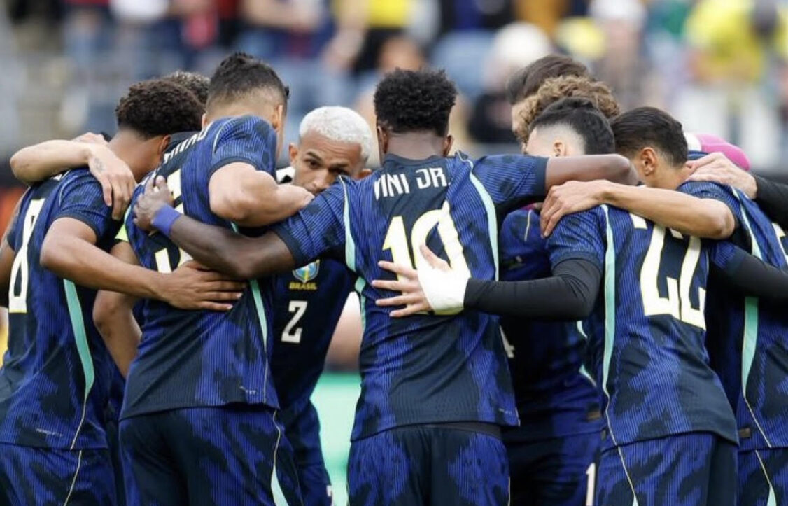Seleção Brasileira se prepara: confira os próximos confrontos após derrota para França 6 Seleção Brasileira reunida em círculo no gramado, demonstrando foco e união antes da partida
