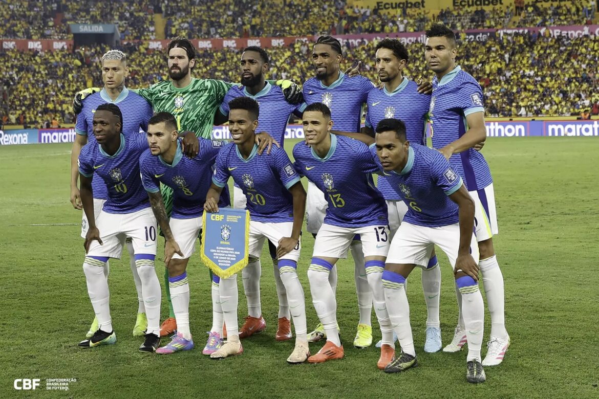 Elenco da Seleção Brasileira posa junto em campo de futebol lotado após derrota para França