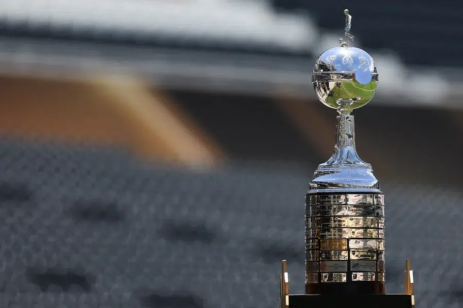 Libertadores 2026: tudo sobre o sorteio, onde assistir e detalhes dos potes 6 Troféu da Libertadores exposto em destaque no estádio vazio