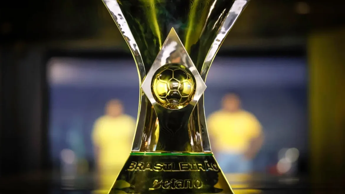 Troféu dourado do Brasileirão com bola centralizada e fundo desfocado