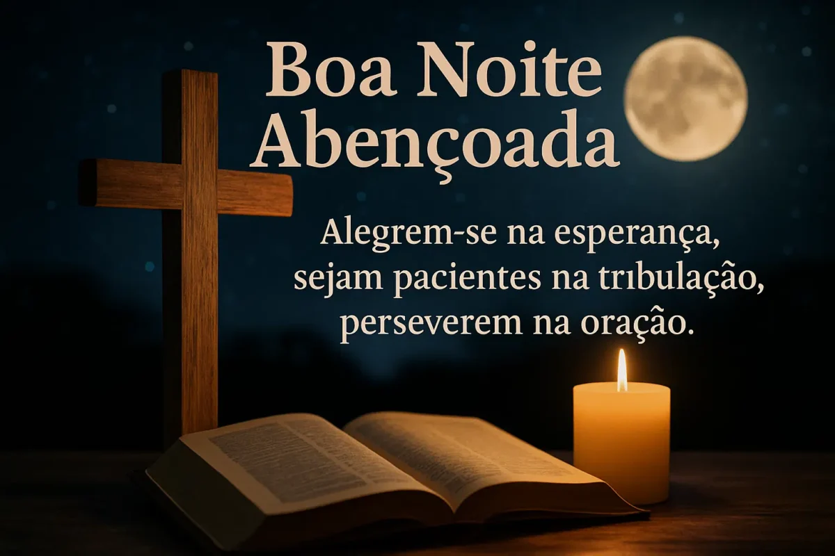 "Deus já preparou o seu amanhã": 30 mensagens de boa noite para renovar a fé e descansar o coração 6 Cruz de madeira, bíblia aberta e vela acesa sob céu noturno com lua cheia e mensagem religiosa