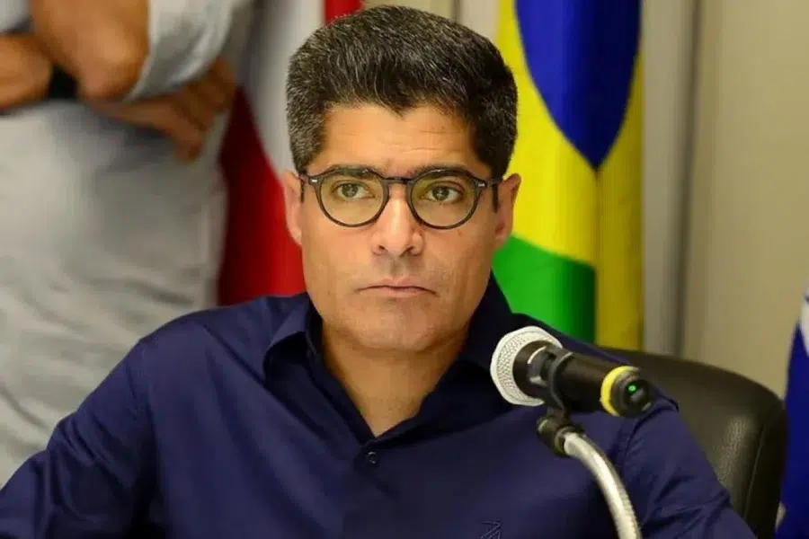 ACM Neto confirma recebimento de R$ 3,6 milhões ligados ao Banco Master; entenda o caso 6 Homem de óculos veste camisa azul e fala em microfone diante de bandeiras