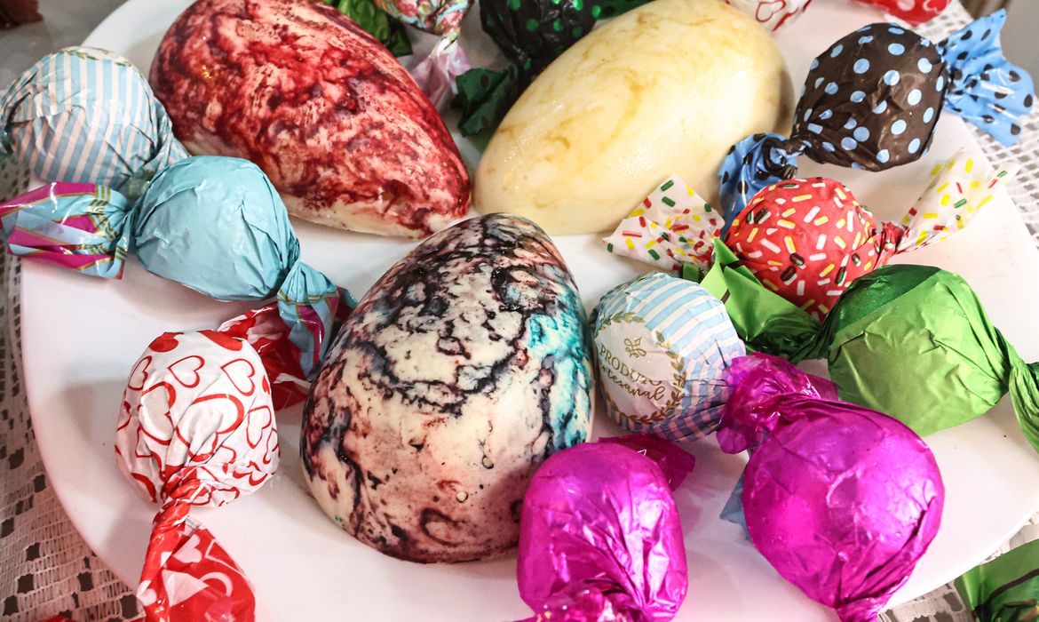 Páscoa 2026 mais cara: alta do cacau faz chocolate subir e acende alerta entre consumidores 6 Ovos de Páscoa artesanais coloridos em prato branco, representando o aumento dos preços dos chocolates na Páscoa 2026