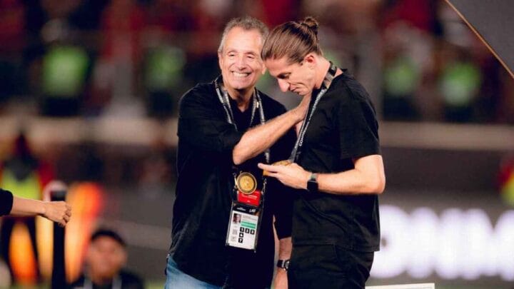 Por que o Flamengo decidiu demitir Filipe Luís agora: entenda a declaração de Bap 6 Dois homens em clima formal interagem no campo do Flamengo durante evento oficial