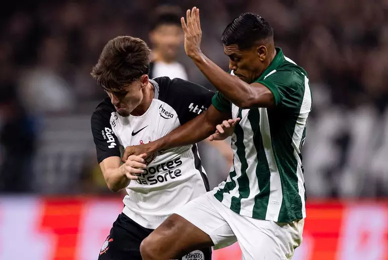 Corinthians surpreende ao frustrar torcida na estreia de Lingard e presença de Spike Lee 6 Jogadores do Corinthians e adversário disputam bola com contato físico intenso em campo