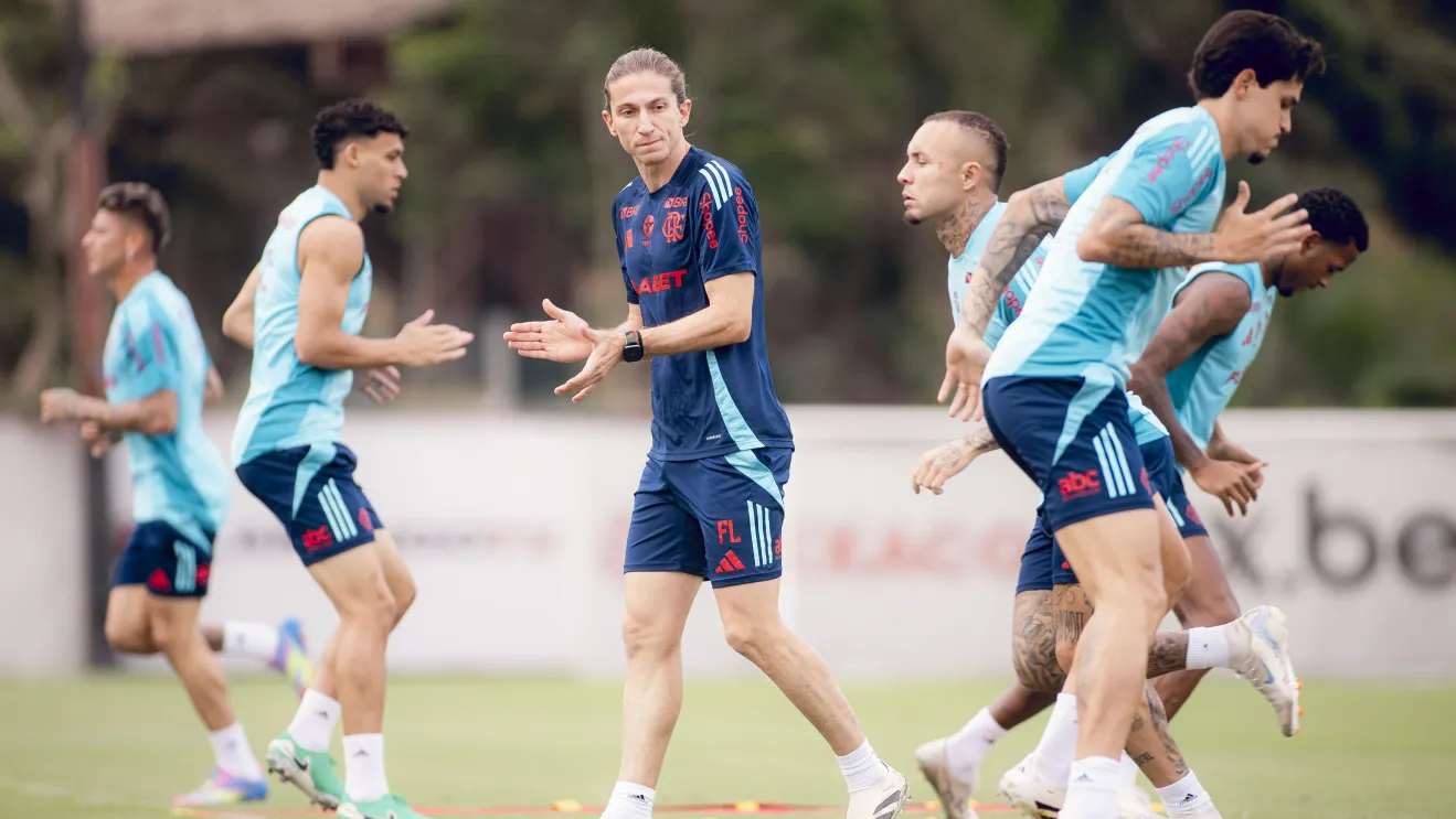 Entenda por que o Flamengo demitiu Filipe Luís hoje e as consequências para o time 6 Técnico com uniforme do Flamengo lidera treino com atletas durante atividade no campo