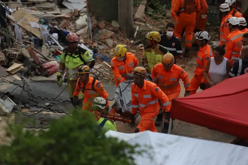 O que se sabe até agora sobre o desabamento do asilo que terminou com 12 mortos em BH 6 Equipes do Corpo de Bombeiros realizam operação de resgate entre escombros após desabamento de casa de repouso no bairro Jardim Vitória, em Belo Horizonte.