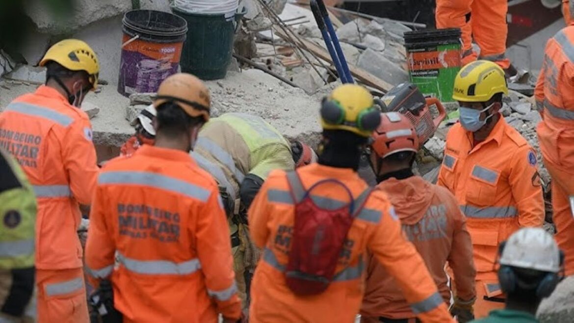 Operação do Corpo de Bombeiros durante buscas por vítimas após desabamento de casa de repouso no bairro Jardim Vitória, em Belo Horizonte.