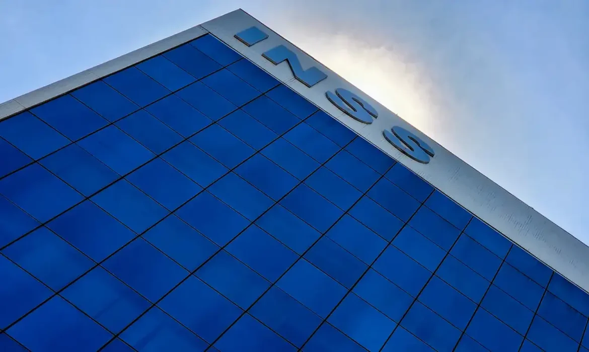 Fachada de prédio com logotipo do INSS ilustrando notícia sobre prazo final para segurados contestarem descontos indevidos em benefícios.