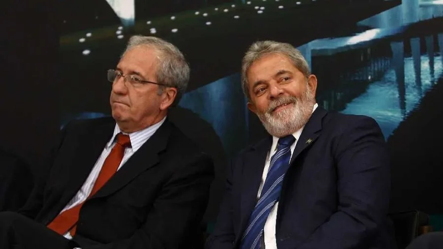 O que aconteceu no aeroporto? Ex-ministro de Lula é detido e impedido de seguir viagem 6 Franklin Martins e o presidente Lula sentados lado a lado em evento oficial, ambos de terno e gravata