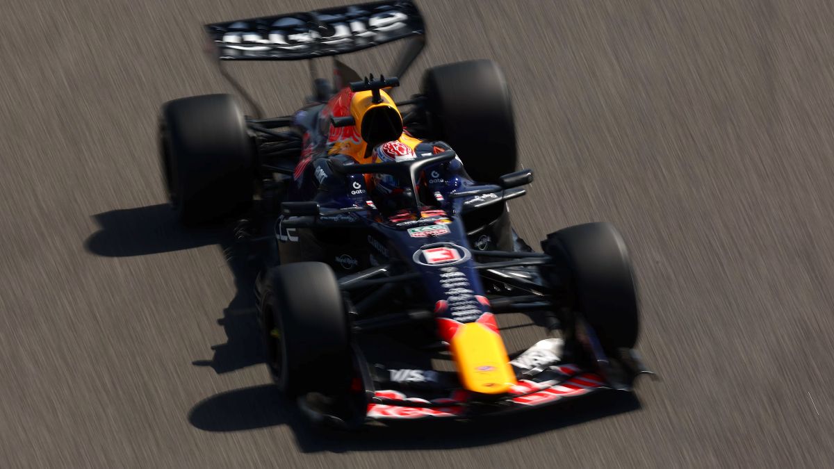 Corridas em risco: guerra no Oriente Médio pode forçar mudanças no calendário da F1 6 Carro da Red Bull Racing em alta velocidade em uma pista de asfalto cinza, visto de cima, com efeito de movimento que desfoca o fundo.