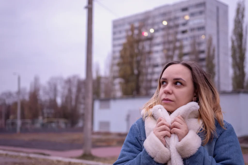 Chuva forte e risco de desastres: Inmet emite alerta de perigo para todo o país 6 Mulher agasalhada em dia frio representando de forma ilustrativa a chegada de frente fria nas regiões Sul e Sudeste.
