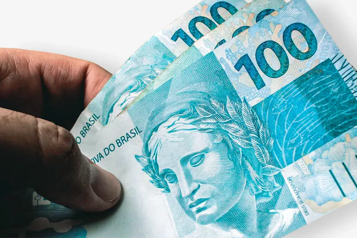 Receita Federal alerta: ganhadores de apostas precisam declarar valores no IR 6 Foto de notas de 100 reais simbolizando ganhos com apostas esportivas que precisam ser declarados no Imposto de Renda.