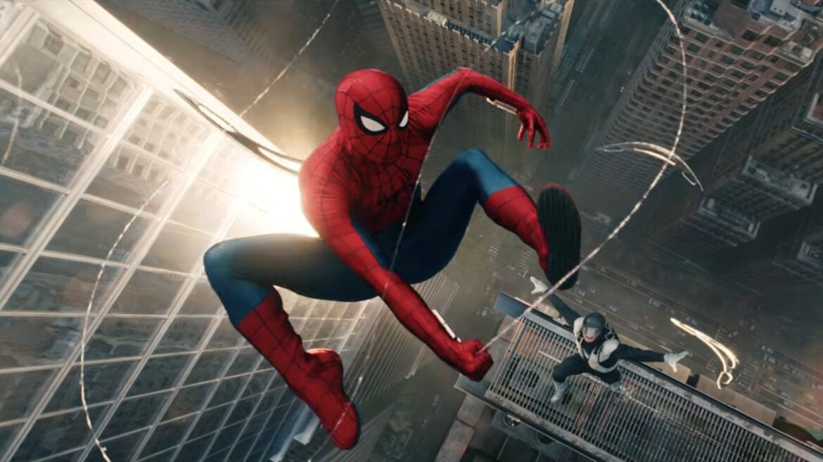 Homem-Aranha salta entre edifícios altos com teia sob o sol em Nova York