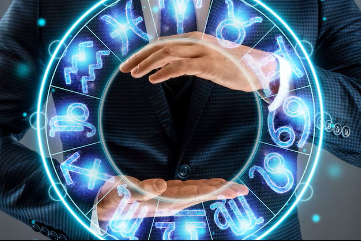 Horóscopo semanal de 16 a 22 de março de 2026: previsões para todos os signos 6 Homem segurando roda do zodíaco com os 12 signos astrológicos em luz neon azul