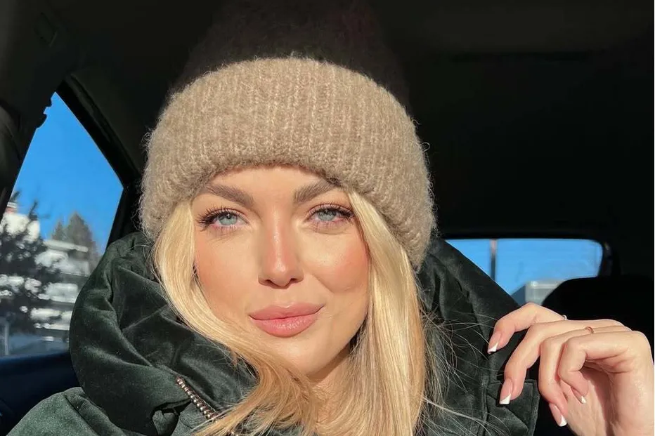 Influenciadora pode ter sido enterrada viva em mala, diz autópsia 6 Mulher loira com touca de lã posa em carro enquanto sol ilumina seu rosto