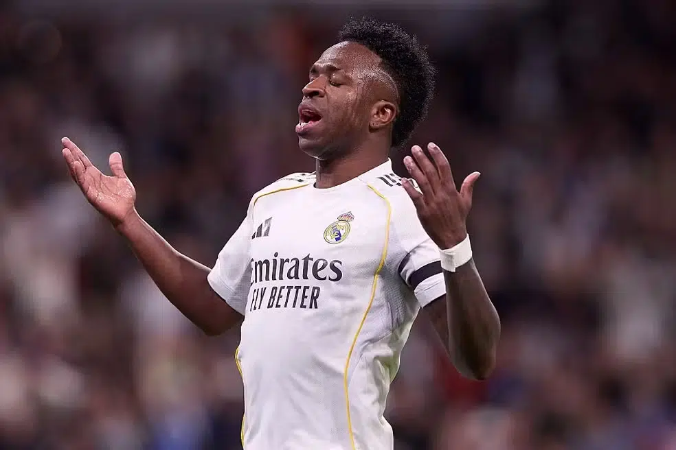 Futebol ao vivo: Saiba quais jogos serão transmitidos nesta quarta, 11 de março 6 Atleta de uniforme branco comemora de braços abertos em campo iluminado