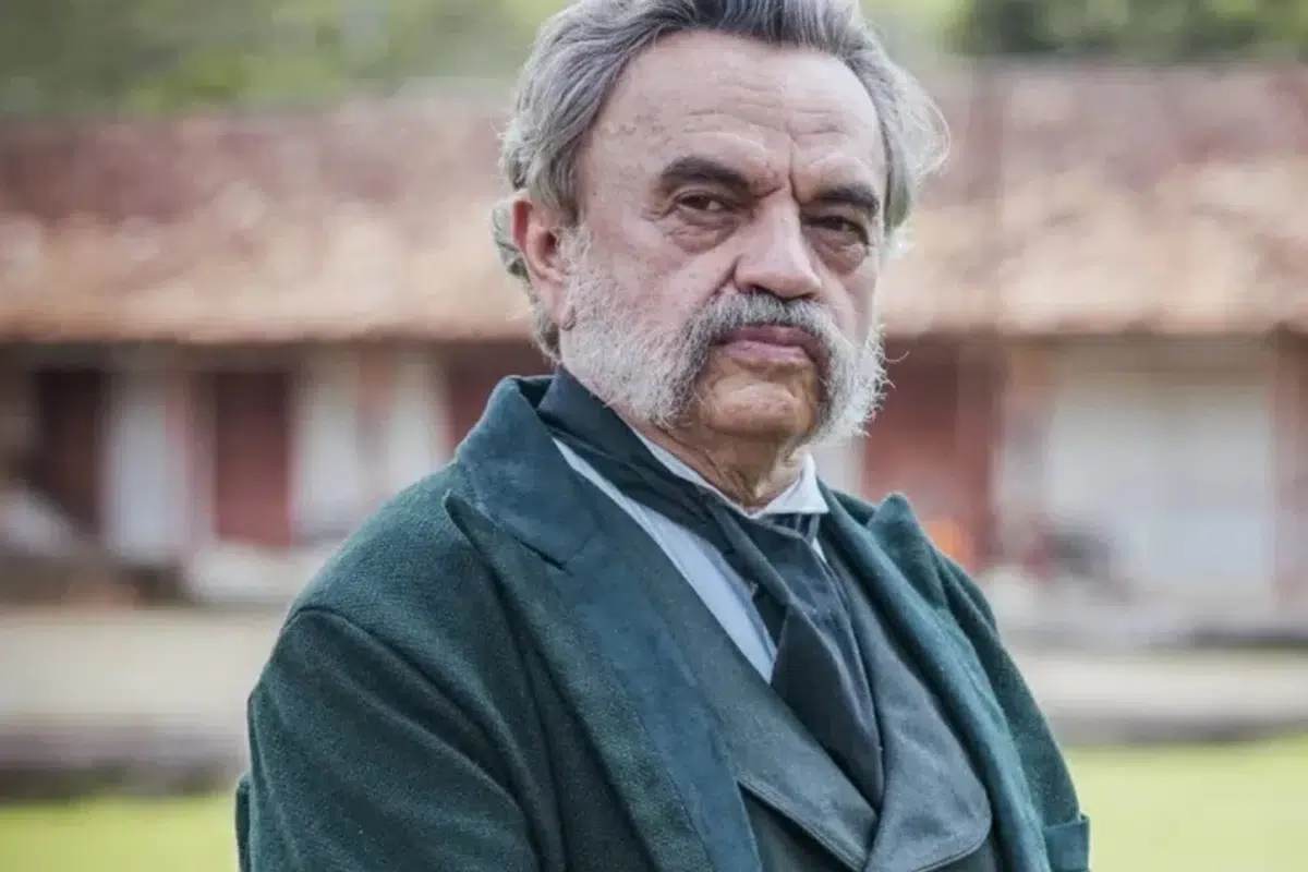 Justiça manda prender ator José Dumont após condenação por estupro de vulnerável 6 Homem idoso de terno escuro e bigode posa com expressão séria ao ar livre