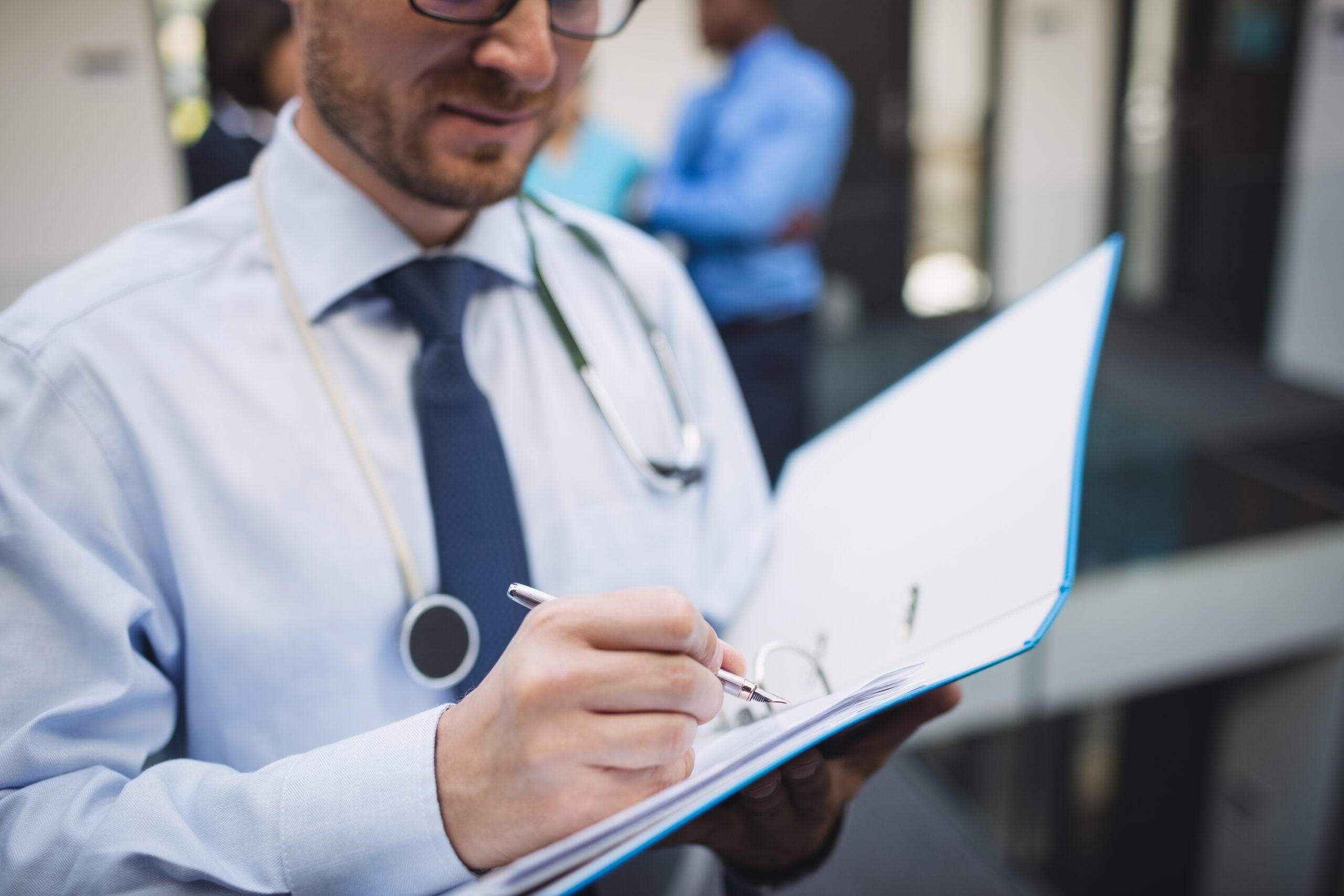 Pessoas com TEA têm direito a isenção do IPVA: veja como solicitar 6 Profissional de saúde analisando documentos médicos para concessão de direito fiscal