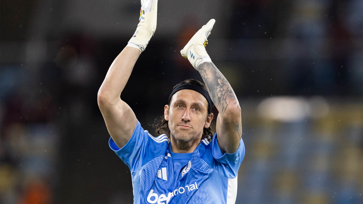 Descubra o impacto da lesão de Cássio e o plano urgente do Cruzeiro 6 Goleiro do Cruzeiro levanta os braços com expressão séria em campo após lesão