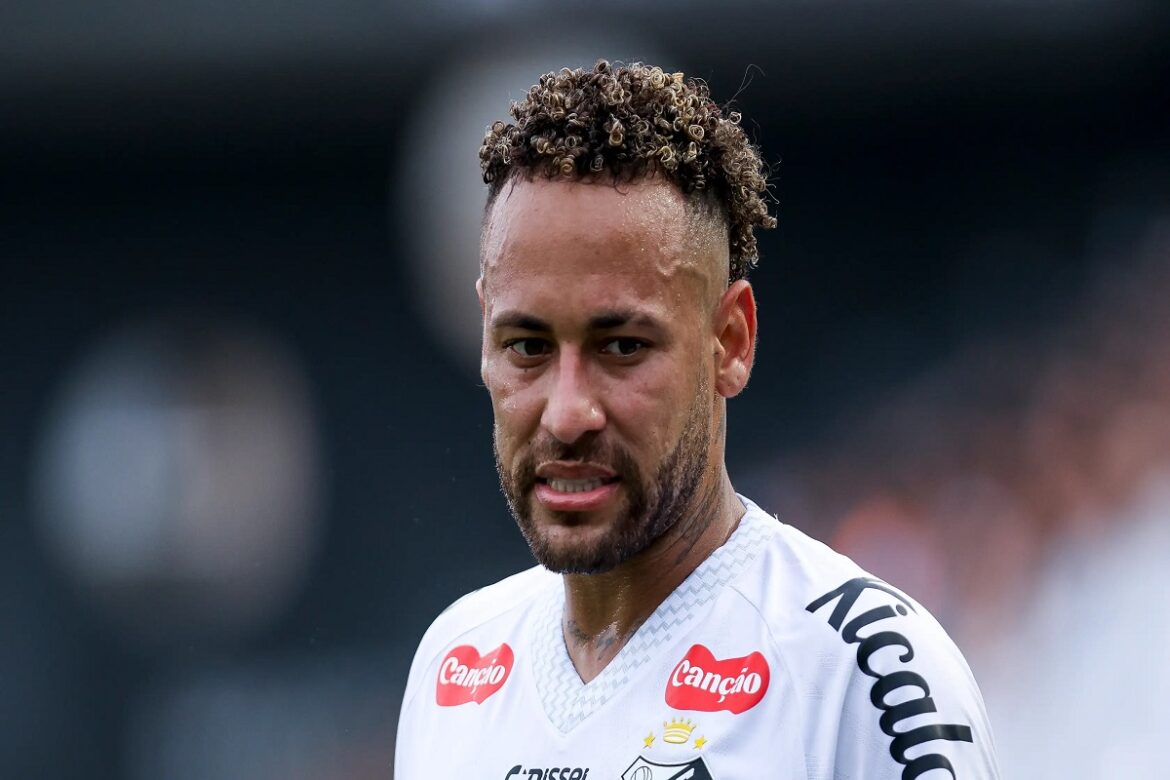 Neymar com expressão séria em campo com a camisa do Santos, rosto suado e olhar focado