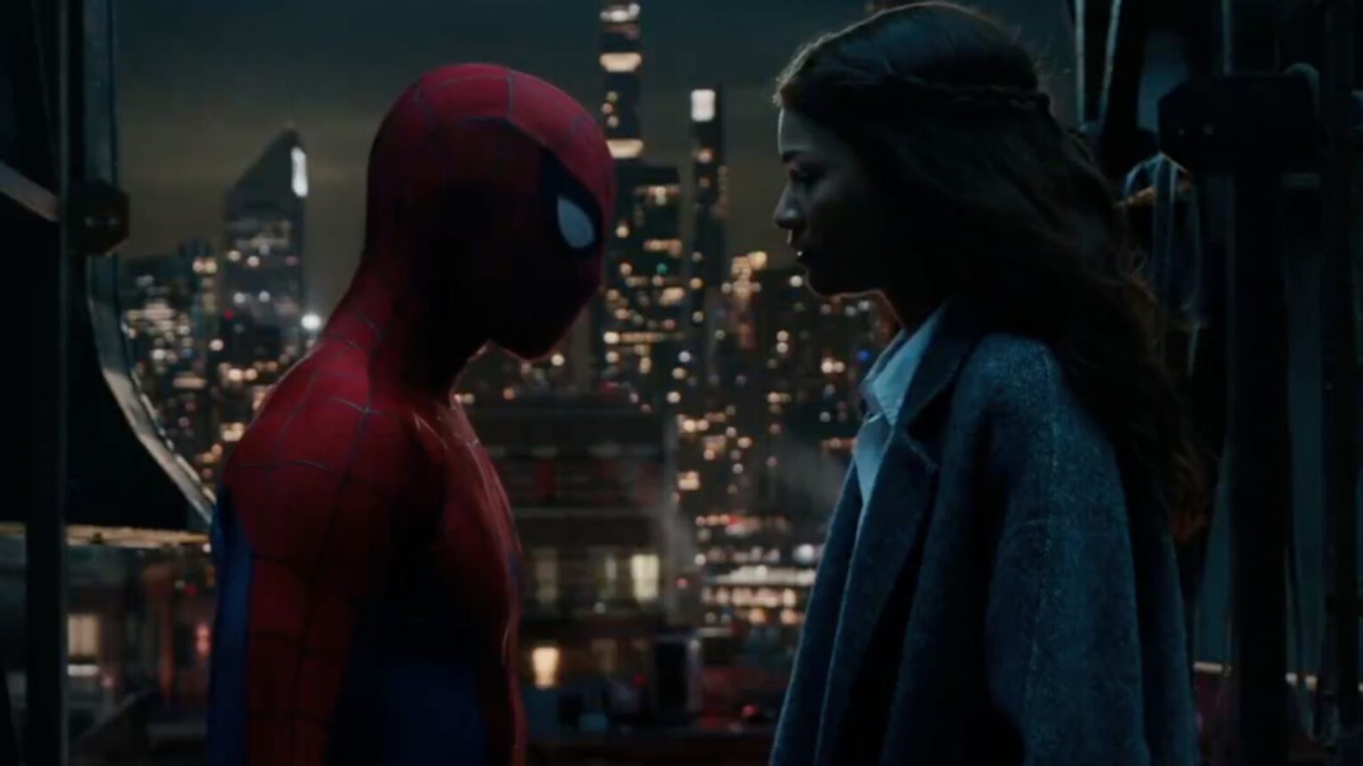 Homem-Aranha está de volta! Assista ao primeiro trailer de "Um Novo Dia" 6 Homem-Aranha encara jovem de cabelos longos em varanda iluminada, com cidade ao fundo