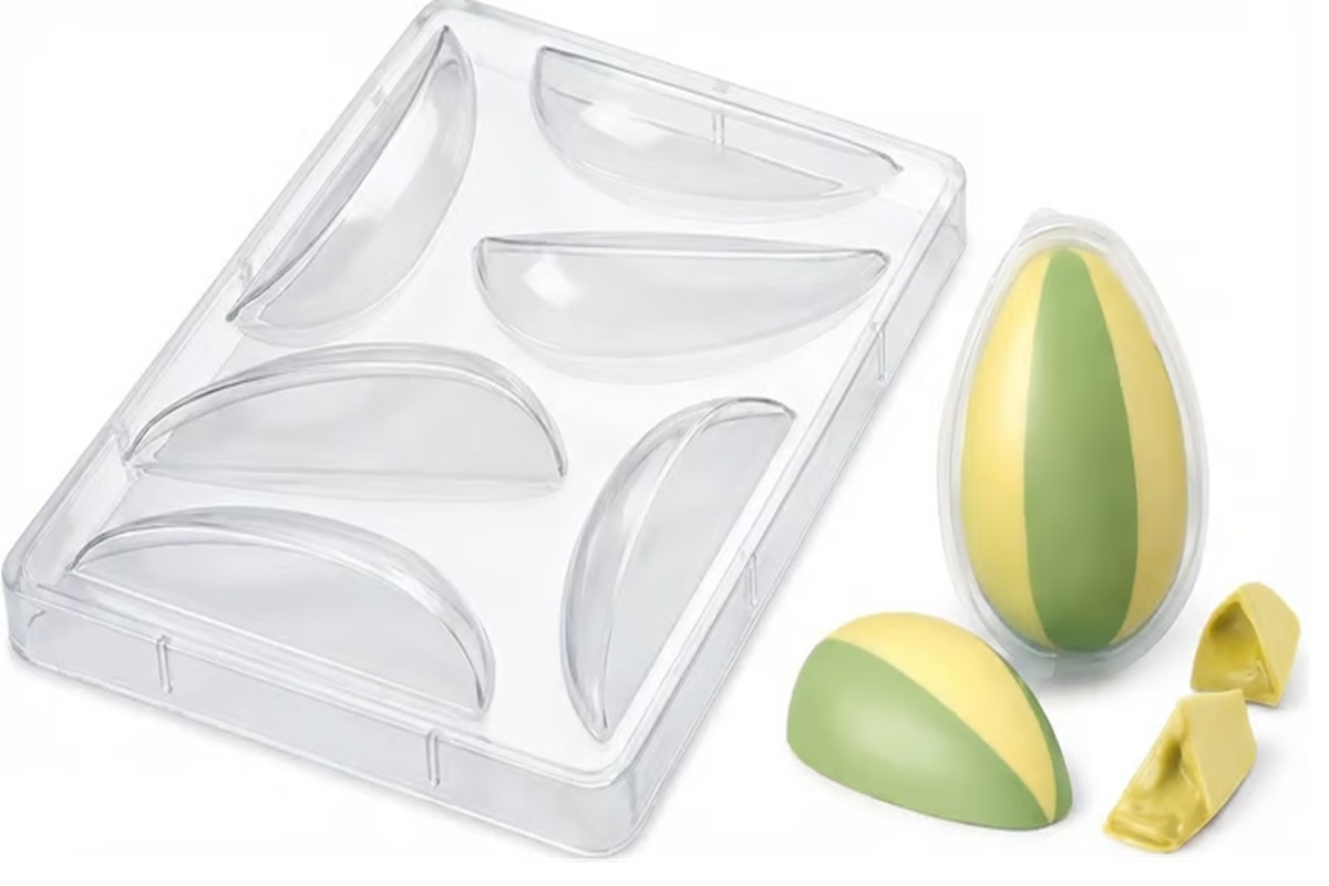 Tendência da Páscoa: ovo de chocolate em fatias! Veja como preparar em casa 7 Forma transparente para ovo de Páscoa em fatias ao lado de ovo bicolor e pedaços cortados