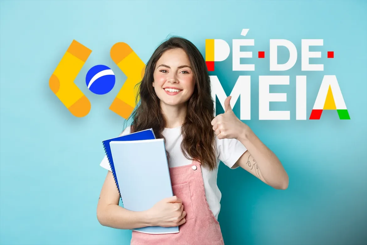 Uma estudante jovem sorridente segurando cadernos e fazendo sinal de positivo com o polegar, com o logotipo oficial do programa Pé-de-Meia ao fundo em um cenário azul.