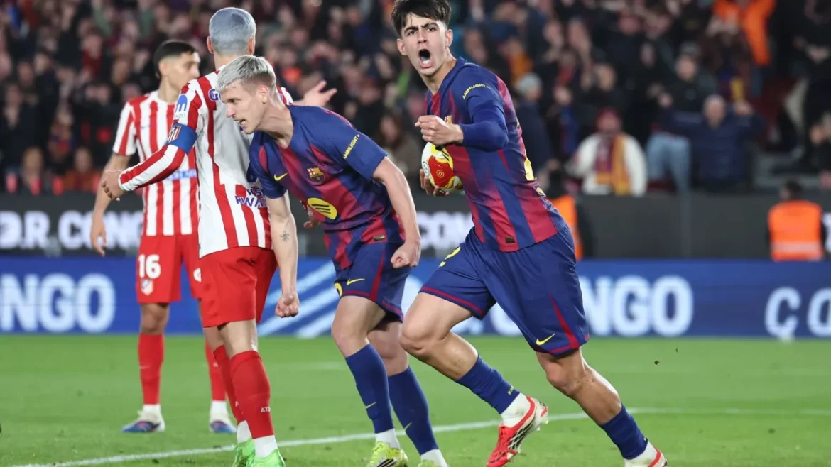 Jogadores festejam gol segurando bola enquanto outros atletas reagem em campo lotado